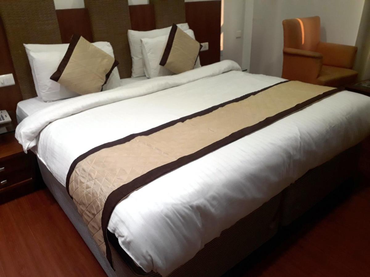 Airport Hotel Golden Bliss Near Delhi Airport New Delhi Eksteriør billede