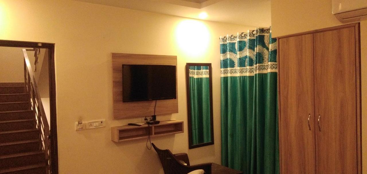 Airport Hotel Golden Bliss Near Delhi Airport New Delhi Eksteriør billede